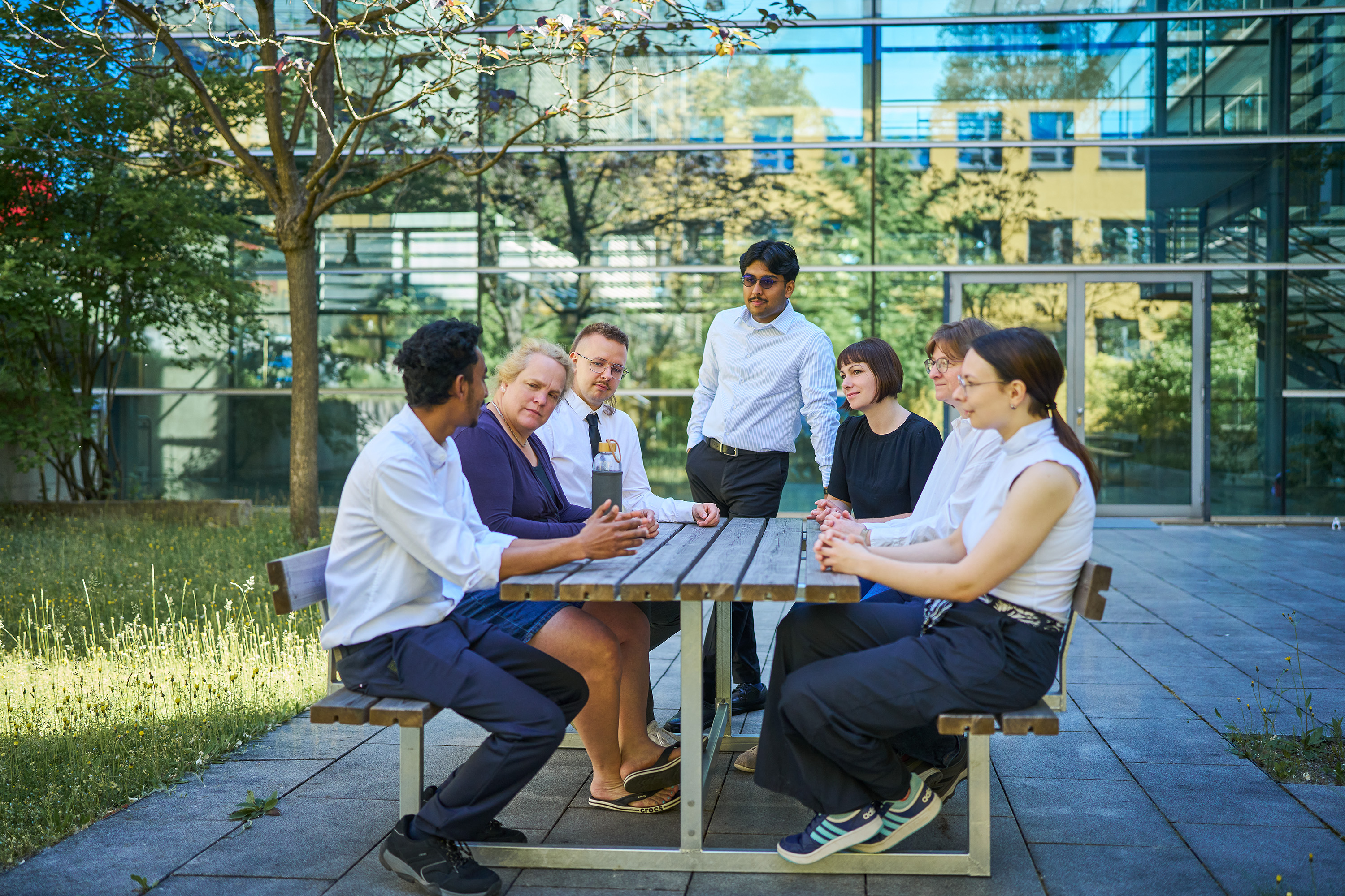 InfectoLight team discussing research outdoors at the Jena campus